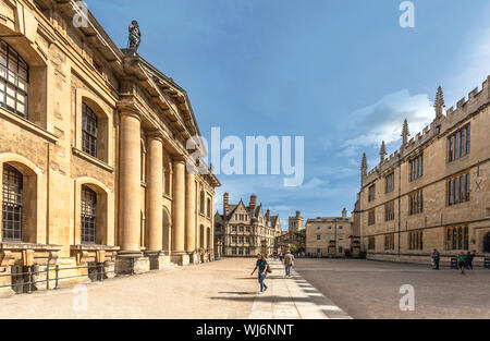 Edificio Clarendon ( a sinistra ) e la Libreria di Bodleian ( a destra ) con vista verso Hertford Bridge a.k. a. Ponte dei Sospiri, Oxford, Regno Unito. Foto Stock