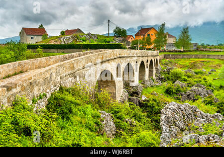 Ponte romano attraverso il Fiume Mostanica vicino a Niksic in Montenegro Foto Stock