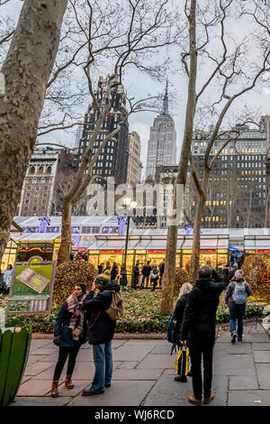 New York City, NY, STATI UNITI D'AMERICA - Dicembre 2018 - Vacanze di Natale al Bryant Park, situato tra Fifth Avenue e Avenue of the Americas e tra il quarantesimo Foto Stock