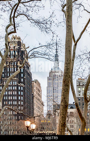 New York City, NY, STATI UNITI D'AMERICA - Dicembre 2018 - strade di Manhattan, Skyline vista dal Bryant Park, situato tra Fifth Avenue e Avenue of the Americas Foto Stock