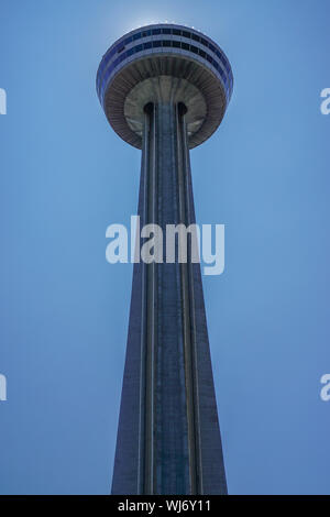 Niagara Falls, Ontario, Canada: La Torre Skylon (1965), una torre di osservazione con un ristorante rotante che domina la American e cascate Horseshoe. Foto Stock