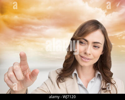 Immagine composita di imprenditrice toccando lo schermo invisibile contro uno sfondo bianco Foto Stock