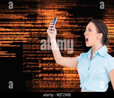 Immagine composita di angry classy imprenditrice a urlare contro il suo smartphone Foto Stock