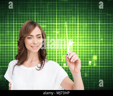 Immagine composita di sorridere imprenditrice marcatore di contenimento contro uno sfondo bianco Foto Stock