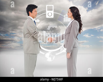 Immagine composita della vista laterale di hand shaking partner commerciali contro uno sfondo bianco Foto Stock