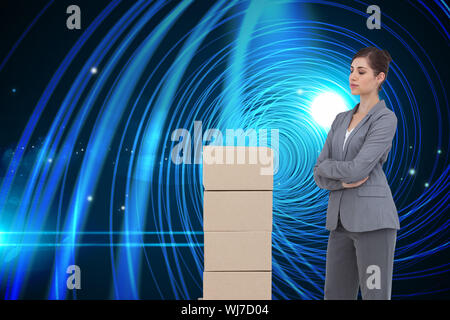 Immagine composita della premurosa donna con scatole di cartone Foto Stock