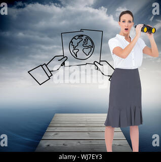 Immagine composita di stupito elegante imprenditrice tenendo il binocolo in posa su sfondo bianco Foto Stock