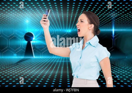 Immagine composita di angry classy imprenditrice a urlare contro il suo smartphone Foto Stock