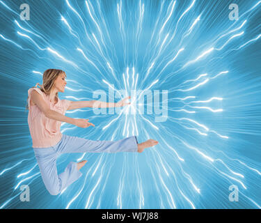 Immagine composita della donna facendo dance pongono su sfondo bianco Foto Stock