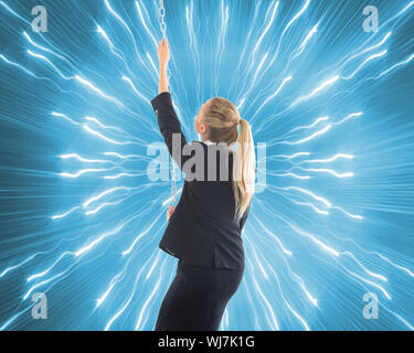 Immagine composita della bionda imprenditrice tirando una catena Foto Stock