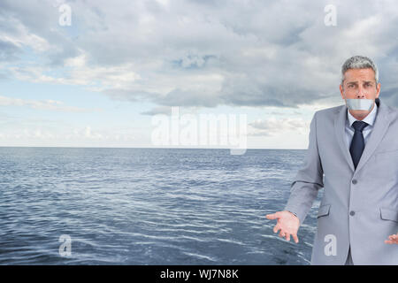 Immagine composita di imprenditore imbavagliato con nastro adesivo sulla bocca Foto Stock