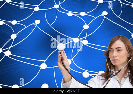 Immagine composita di pensosa brunette medico utilizzando uno stetoscopio Foto Stock