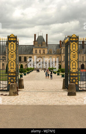 Cancello di ingresso al castello di Fontainebleau con vista della scalinata a ferro di cavallo Foto Stock