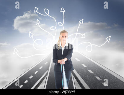 Immagine composita della bionda imprenditrice tirando una corda Foto Stock