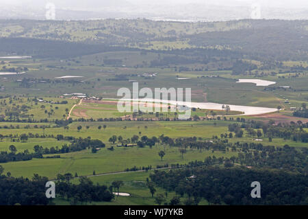 Ampie vedute dal Rotary belvedere nelle montagne Tamborine, parte dell'entroterra della Gold Coast di Queensland in Australia Foto Stock