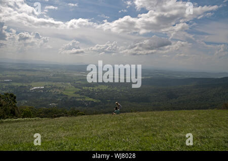 Ampie vedute dal Rotary belvedere nelle montagne Tamborine, parte dell'entroterra della Gold Coast di Queensland in Australia Foto Stock