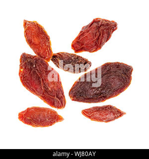 Diversi essiccati goji bacche ritagliata su sfondo bianco Foto Stock