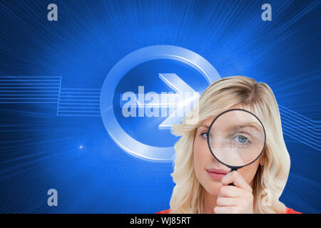 Immagine composita del biondo donna guardando attraverso una lente di ingrandimento Foto Stock
