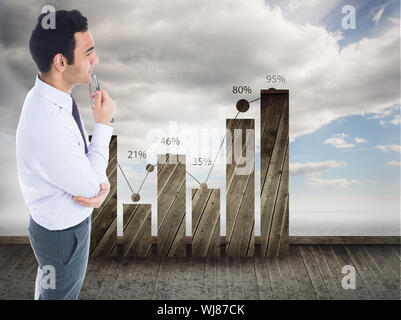 Immagine composita della c'erano pochi sorrisi imprenditore tenendo gli occhiali Foto Stock