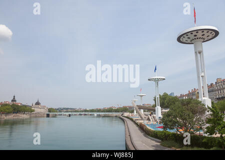 Pont de la Guillotiere bridge a Lione, Francia su un panorama dell'argine del fiume Rodano (Quais de rhone) con i vecchi edifici e monumenti Foto Stock