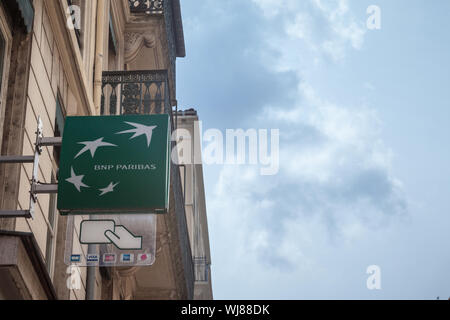 Lione, Francia - Luglio 18, 2019: BNP Paribas logo sul loro ramo principale a Lione. BNP Paribas è una banca francese, uno dei più grandi in Francia e in Europa Foto Stock