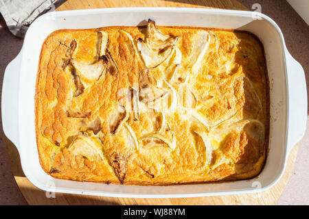 Cucina francese - vista superiore di frittata al forno con il bianco squash vegetale in ceramica piatto di cottura sul pannello di legno Foto Stock