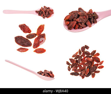 Asciugare goji bacche (wolfberry) in cumuli e cucchiai ritagliata su sfondo bianco Foto Stock
