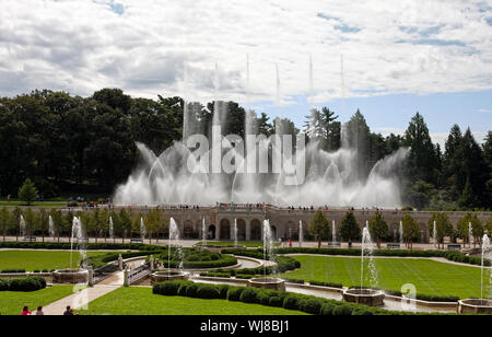 Fontana principale giardino, dancing acqua, alberi, arbusti, erba verde, l'acqua alta beccucci, persone, Scenic, Longwood Gardens; Kennett Square; PA; Pennsylvania Foto Stock