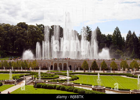 Fontana principale giardino, alberi, arbusti, erba verde, l'acqua alta beccucci, persone, Scenic, Longwood Gardens; Kennett Square; PA; Pennsylvania; estate; oriz Foto Stock