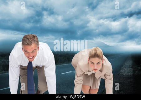 Immagine composita di due business people ready per avviare una gara Foto Stock