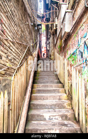 Passi che conducono fino ad una scalinata molto stretta tra gli edifici all'interno di Fenghuang antica città nella provincia del Hunan in Cina. Foto Stock