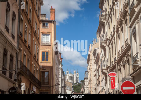 Lione, Francia - 13 luglio 2019: Basilica Notre Dame de Fourviere Basilica Chiesa di Lione, in Francia, circondato da edifici storici di Presqu'ile, in vi Foto Stock