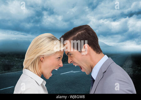 Immagine composita di colleghi quarreling testa contro testa Foto Stock