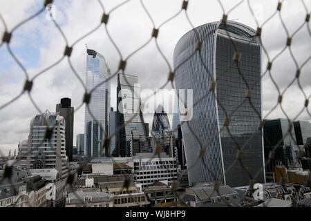 Londra, Regno Unito. 3 Sep, 2019. Foto scattata il 7 settembre 3, 2019 mostra una vista della città di Londra, Gran Bretagna. Costruzione britannica ai responsabili degli acquisti' index (PMI) hit 45.0 in agosto nel mezzo di incertezza politica, con la massima nitidezza riduzione di nuovi ordini dal marzo 2009. Credito: Tim Irlanda/Xinhua Foto Stock