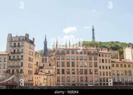 Facciata di vecchi edifici del Vieux Lyon (Vecchia Lione) in Francia rivolta verso le Colline de Fourviere collina sulla riva del fiume Rodano durante un summe Foto Stock