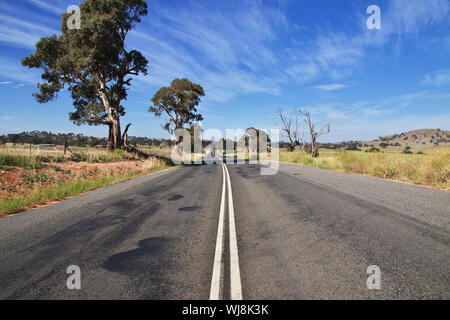 La strada è in una posizione rurale, Australia Foto Stock