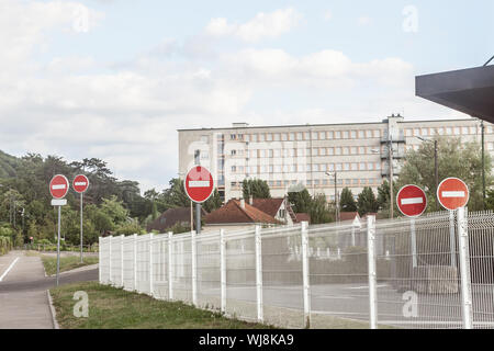 5 nessuna voce cartelli stradali, abaiding dalla strada europea regolamenti standard, indicando che una strada è vietato alle auto e altri accesso al veicolo in Fr Foto Stock