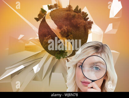 Immagine composita del biondo donna guardando attraverso una lente di ingrandimento Foto Stock