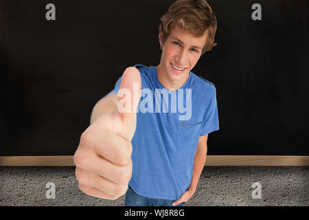 Immagine composita della vista fisheye di un maschio di studente il pollice-up Foto Stock