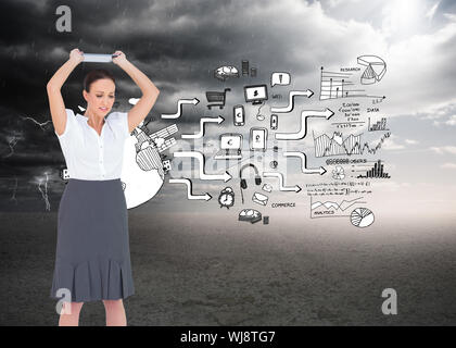 Immagine composita di angry imprenditrice gettando il suo tablet pc mentre posa Foto Stock