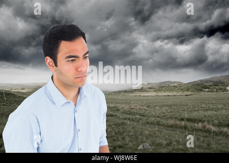 Immagine composita della c'erano pochi sorrisi casual uomo in piedi Foto Stock