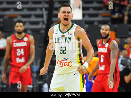 (190903) -- DONGGUAN, Sett. 3, 2019 (Xinhua) -- Edgaras Ulanovas di Lituania celebra dopo il gruppo H match tra la Lituania e il Canada al 2019 FIBA World Cup in Dongguan, Cina del sud della provincia di Guangdong, Sett. 3, 2019. (Xinhua/Zhu Zheng) Foto Stock