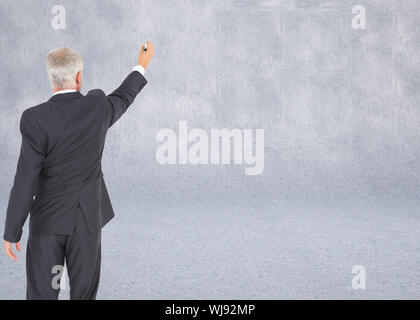 Immagine composita della vista posteriore di imprenditore grave e permanente di scrittura Foto Stock