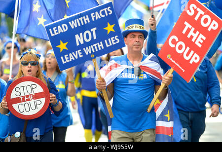 Londra, Regno Unito. Il 3 settembre 2019. Un arresto del colpo di stato di protesta, guidato da Anti-Brexit diruttori Steve Bray, marche da Piazza del Parlamento a Downing street nella reazione di Boris Johnson ha gestito la crisi Brexit. Steve Bray nella parte anteriore Foto Stock