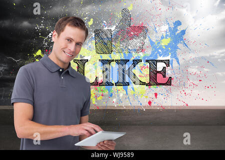 Immagine composita di sorridere giovane con computer tablet Foto Stock