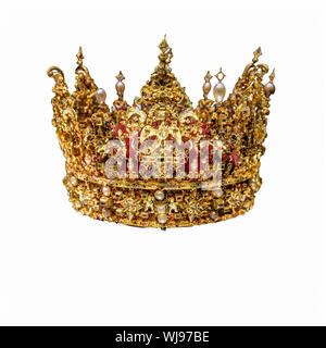 Golden crown con gemme isolati su sfondo bianco. Foto Stock