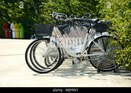 L'Italia, Milano, quartiere Bicocca Pirelli Hangar Bicocca, Museo d'arte, noleggio bici Foto Stock