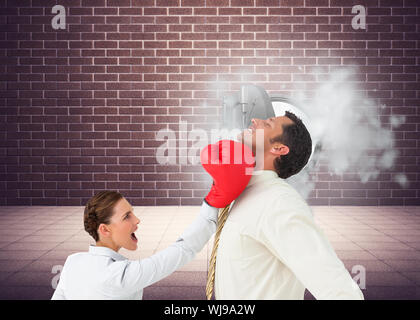 Immagine composita di imprenditrice di colpire un imprenditore con i guantoni Foto Stock