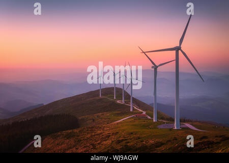 Fonti di energia con le turbine eoliche Foto Stock