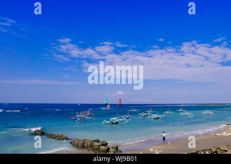 Paesaggio della bellissima spiaggia. La pesca uomo sulla porta di Sanur, Bali, Indonesia. Royalty di alta qualità immagine stock di paesaggio. Foto Stock